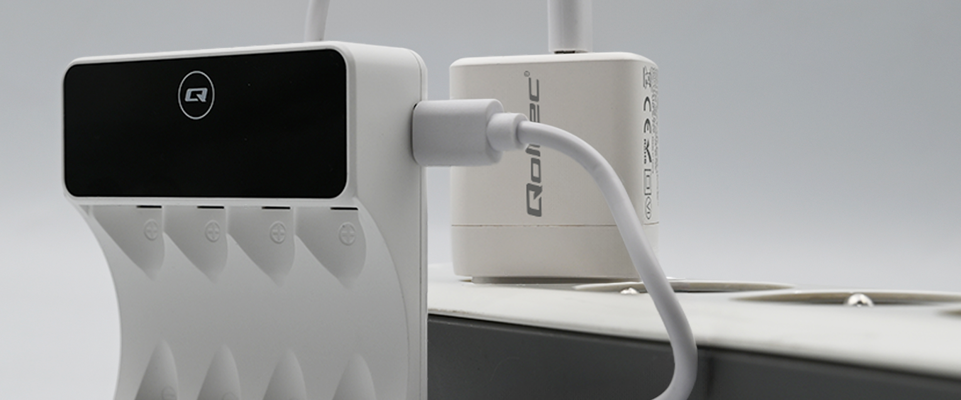 Qoltec 50848 – ładowarka AA/AAA z LCD i USB-C, widok produktowy